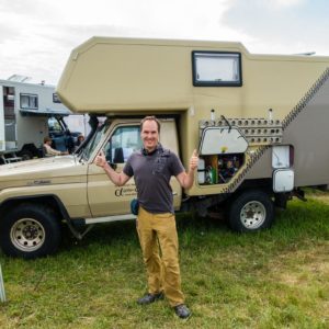 Franky mit dem Landcruiser von Alpha-Cab