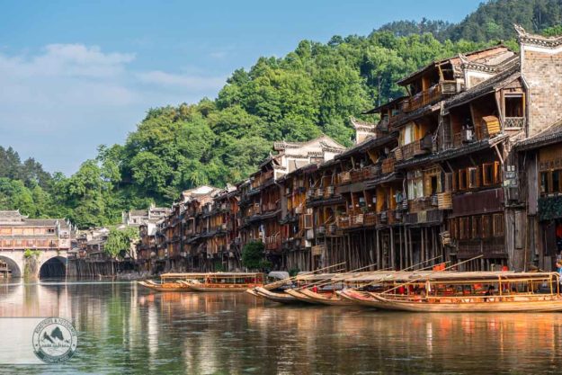 Boote vor den historischen Pfahlbauten